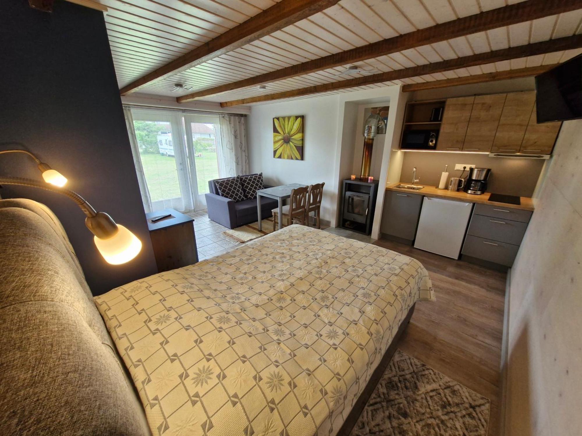 Piibelehe Guest Accommodation Kuressaare Exteriör bild